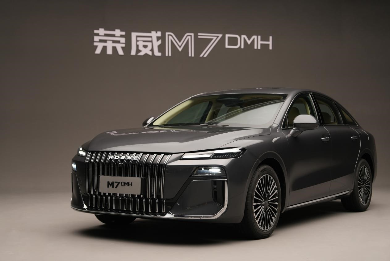 荣威M7DMH实车已经亮相，官方定位是“越级中大型国民车”，听起来很有想象空间