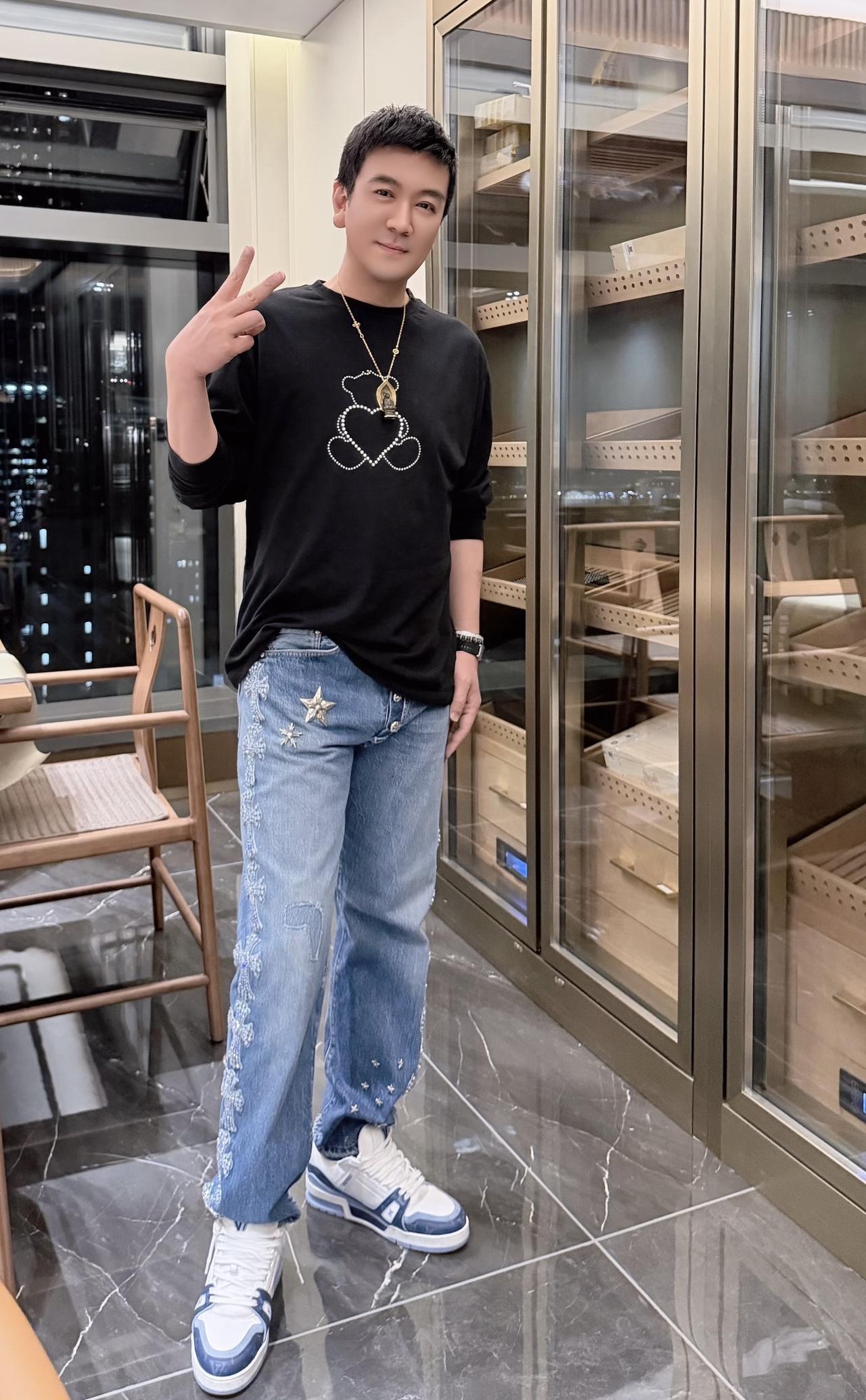 3月8日，杨子在三八节这一天晒帅照，他一身穿搭Look，好显年轻啊。杨子这整