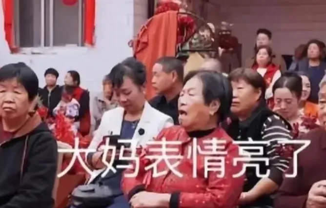 一段山西的婚礼视频被疯传。新郎父亲正致辞呢，新郎妈妈突然和新郎亲密互动起来，