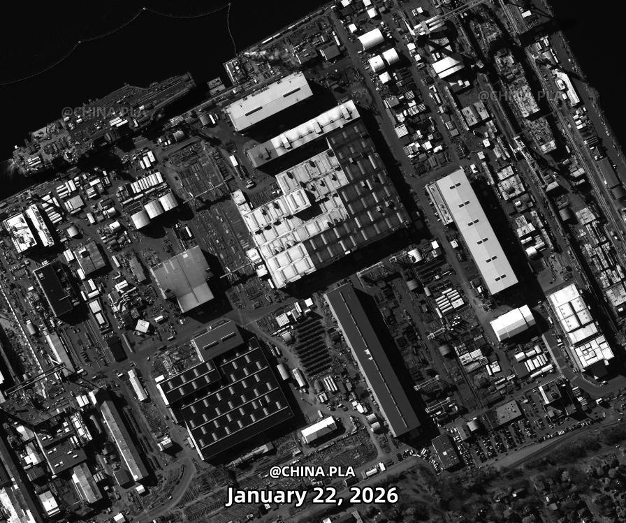 🔻正在建造的福特级航母三号舰企业号，和正在维修的斯坦尼斯号合影。🔻企业号我觉