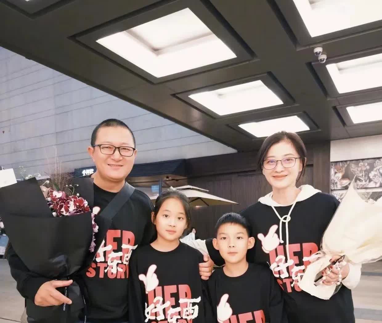 梅婷：我是真的嫁给了爱情。我命特好是吧！50岁的梅婷近日拍到和接机的老公曾剑