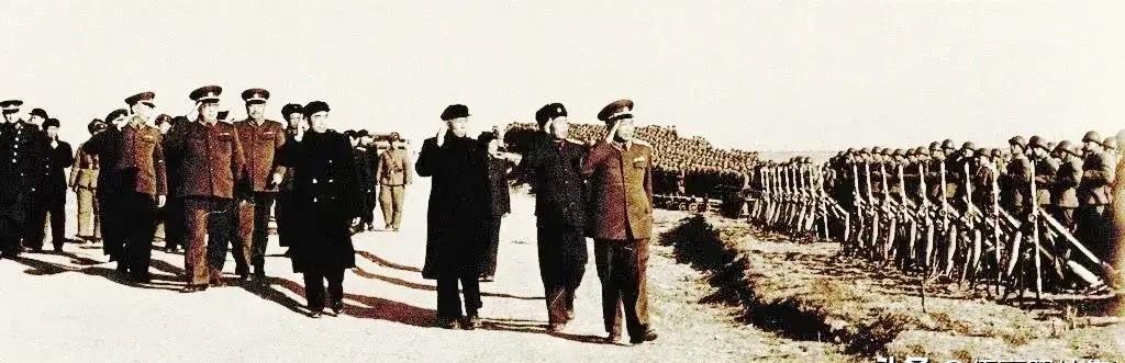 1955年11月，沈阳军区参谋长吴信泉中将陪同刘少奇、周恩来、彭德怀等领导人检阅