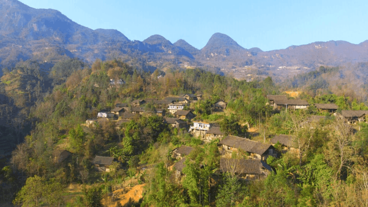 航拍贵州最贫困的一个山村,家家都住着瓦房,生活实在太艰苦了!