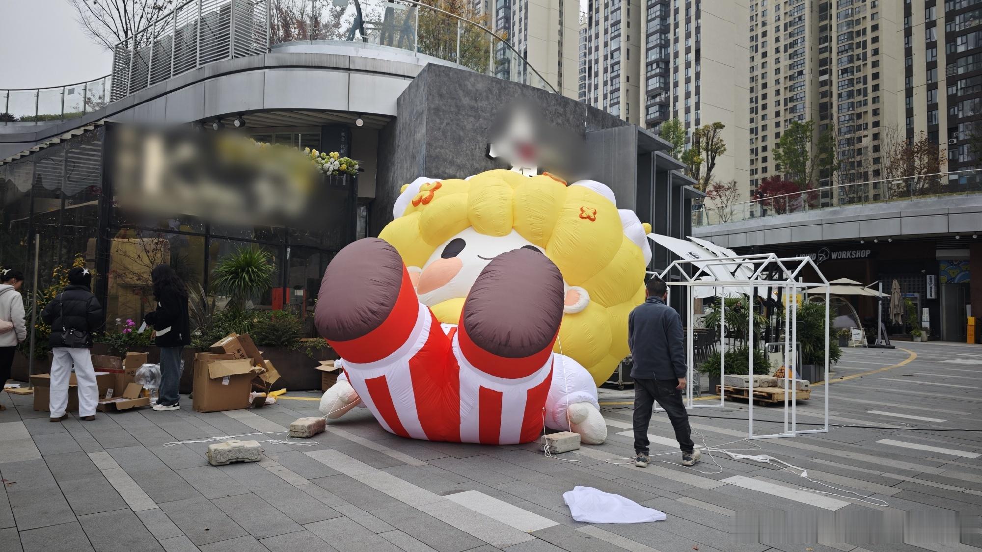 时团首个痛园落地贵阳，排面直接拉满。巨型玩偶、主题装饰随处可见，空气中都弥漫着演