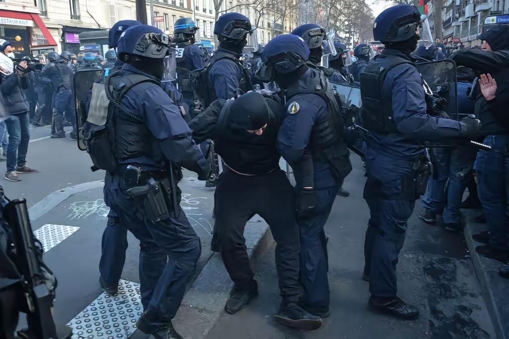 23岁日本现役军人，光天化日带刀硬闯中国大使馆，还说要“以神的名义”杀中国外交官