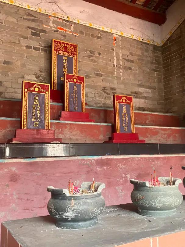 祠堂与迷信不能简单等同祠堂是华人社会重要文化象征，承载宗族荣耀与