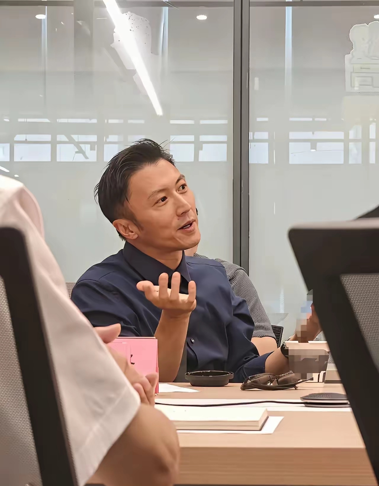谢霆锋这状态，在中年男人里面属于佼佼者了，发量还在，身材还在，不开滤镜很真实，不得不说王菲挑男人的审