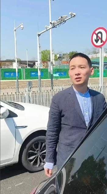 今天谢爸爸，谢浩男还有他大妹把认亲这些天来一直陪伴浩男左右的战友给送走了。在走