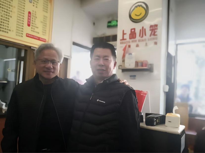 1月24日黄仁勋到访上海各个美食店，品尝当地美食！黄仁勋和不少位美食店老板进