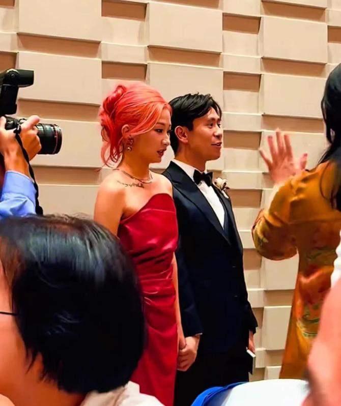 图一：刘欢女儿刘一丝与女婿陈诗洋大婚时的照片刘欢女儿2025年10月步入婚姻