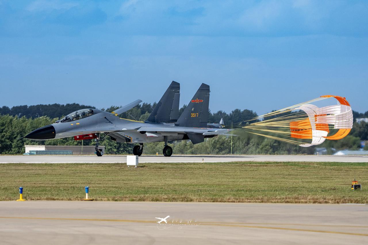 东部战区的歼-11BS正在进行飞行训练，翼下挂的是霹雳的蓝色训练弹，这些BS已经