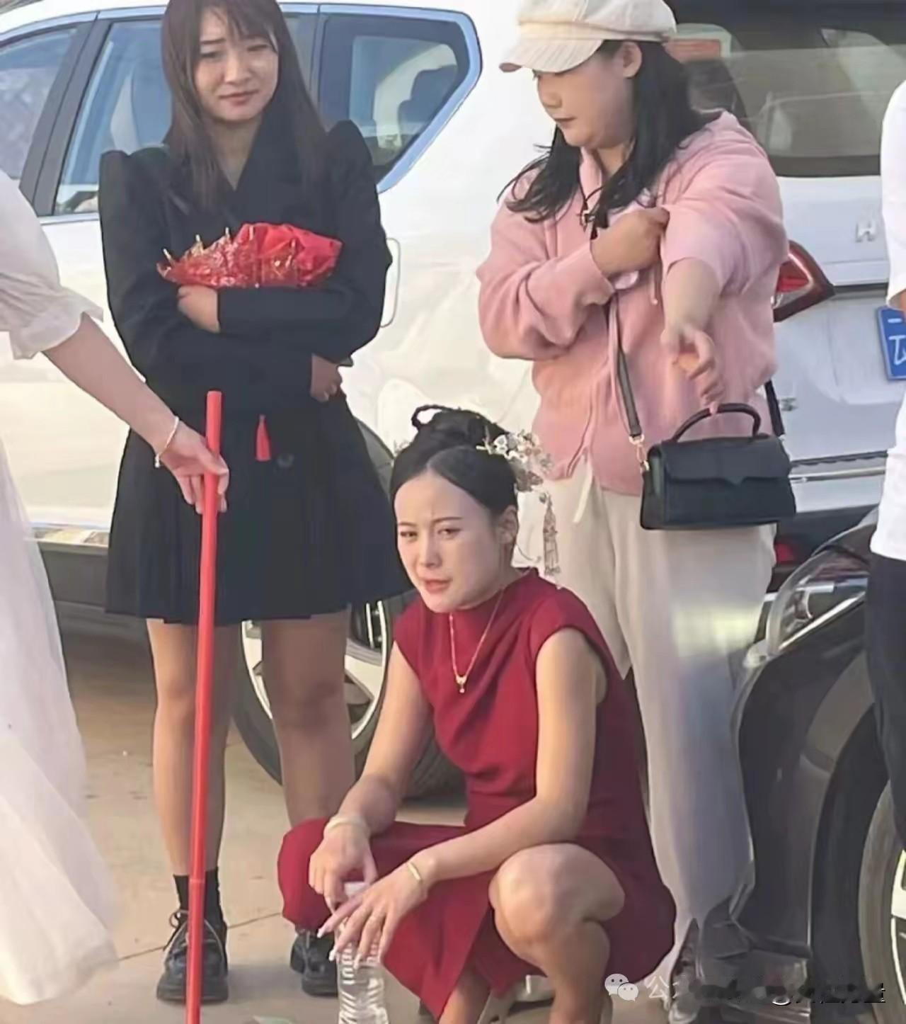 这一蹲，气质全无，就差左手拿酒，右手掐烟