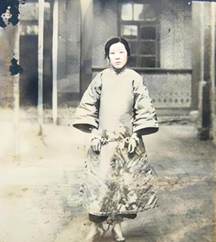 1925年，24岁的青楼女子张素贞正在接客。然而，当她转身时，冰冷的枪口却抵住了