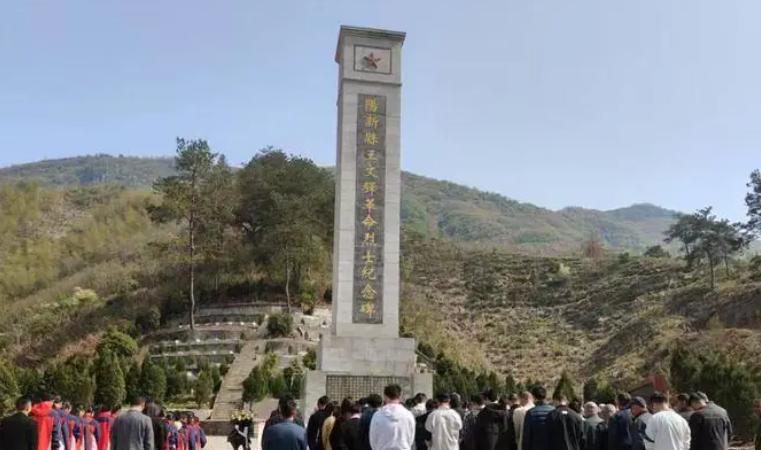 红17军军长张涛投敌后，被敌方收编，建国后却安分守己当了村长。1950年，一个农