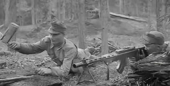 1945年，机枪手杜相云发现，日军摸透了他的射击套路，他开火，敌人卧倒，他换弹匣