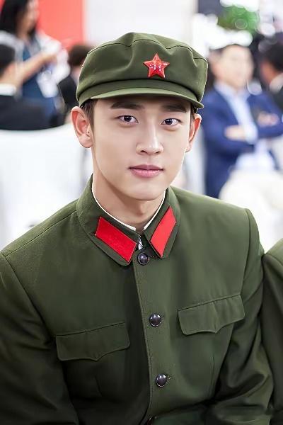 万万没想到！王天辰家世这么硬核，难怪自带正气气场谁能想到，《芳华》里的陈灿、《庆