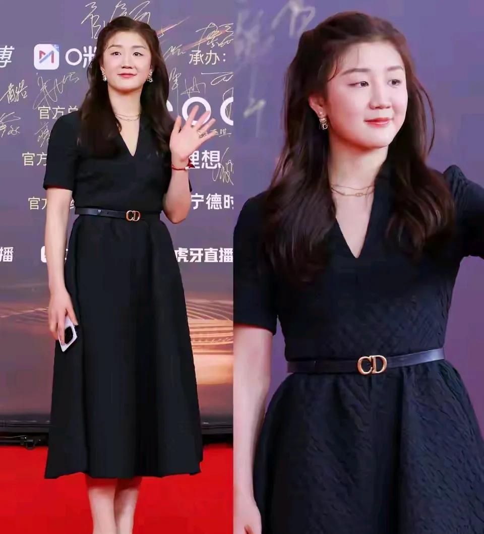 你们觉得那个打球的陈梦还会参加比赛吗？最近发现没有，在网上陈梦的照片可是最多了