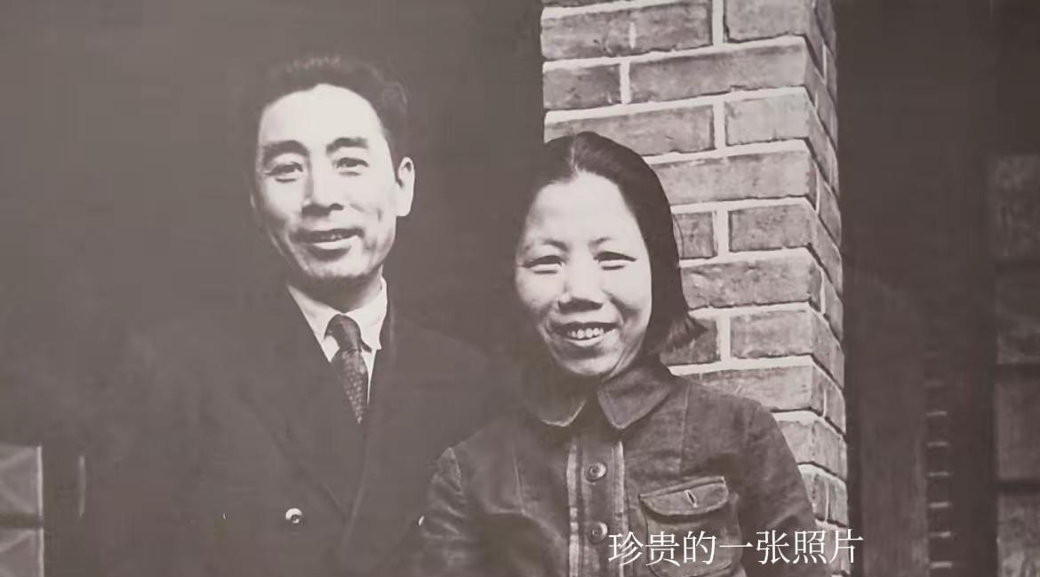 让人怀念的老照片。这对革命夫妻的照片很少有人见过，这一温馨的场景，看着就亲切