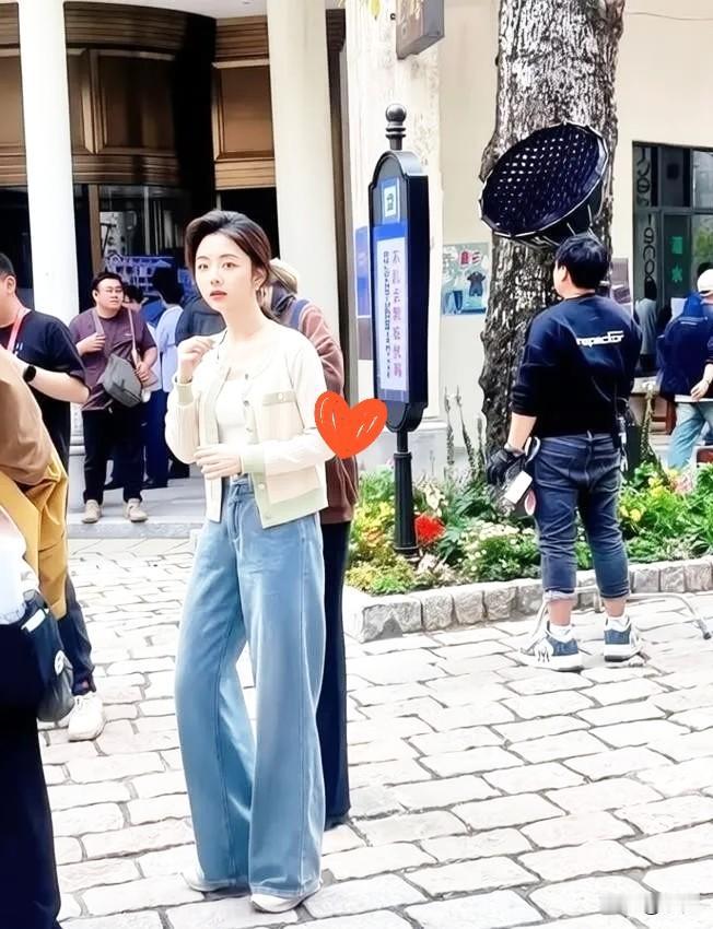 我一个当过娱记的闺蜜告诉我，她说谭松韵，我们都被电视给骗了，现实中的谭松韵其