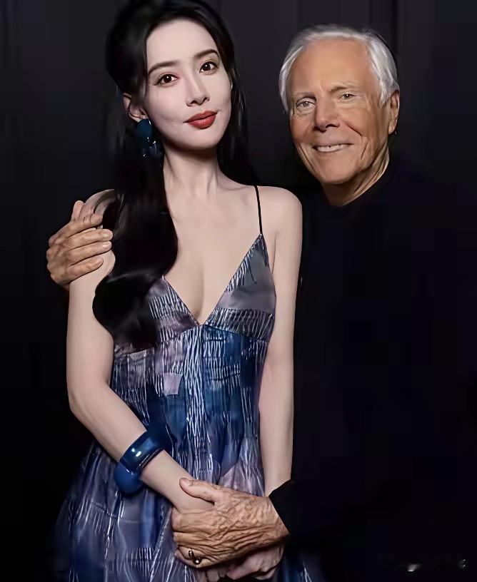 孟子义与阿玛尼创始人同框留影，孟子义不愧是东方明艳美人。镜头下，她身着深蓝色吊带