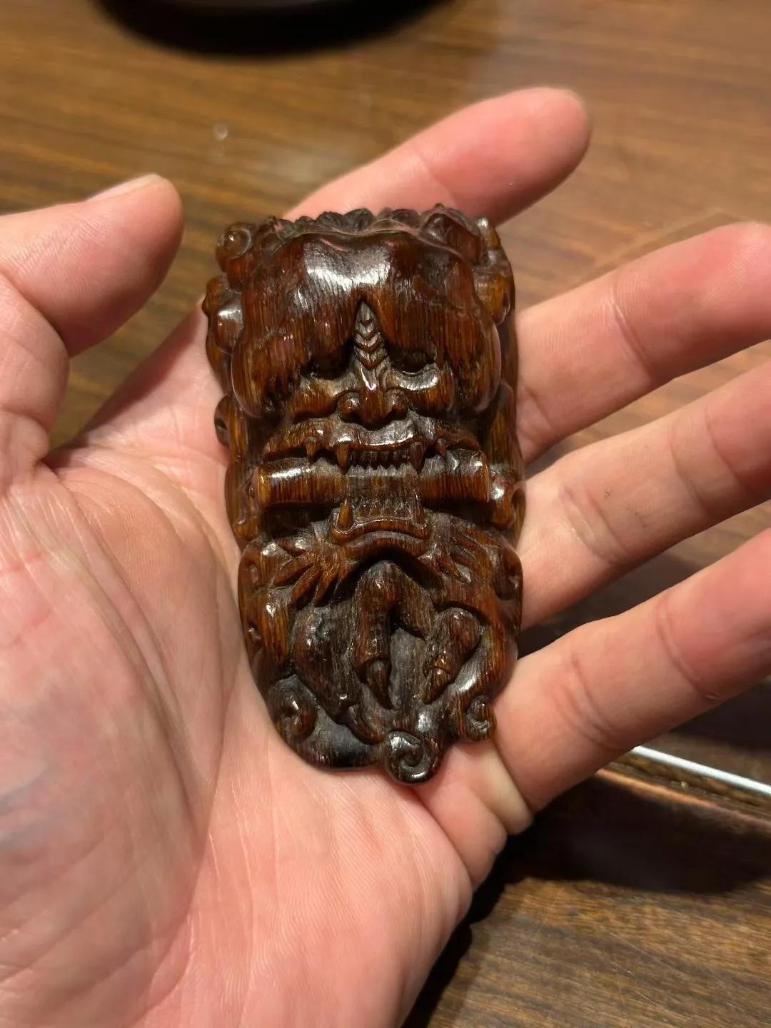 这老犀角雕刻的是什么东西？本人收藏的一款老犀角雕刻把件，造型很奇特。雕刻的是一