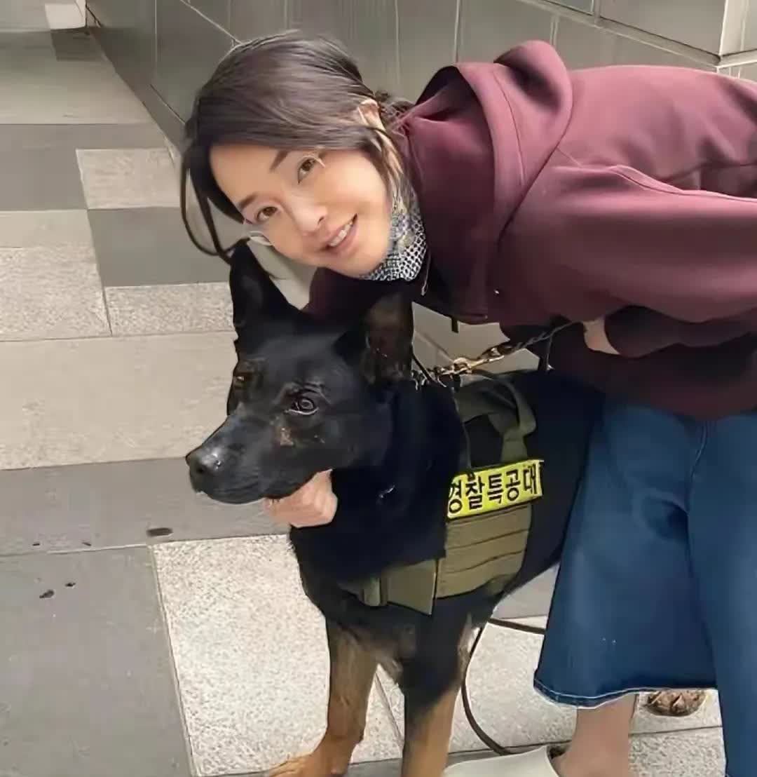 难得看到金建希笑得自然的照片，图一这张图拍的角度好，拍得她好美好温婉哦。
