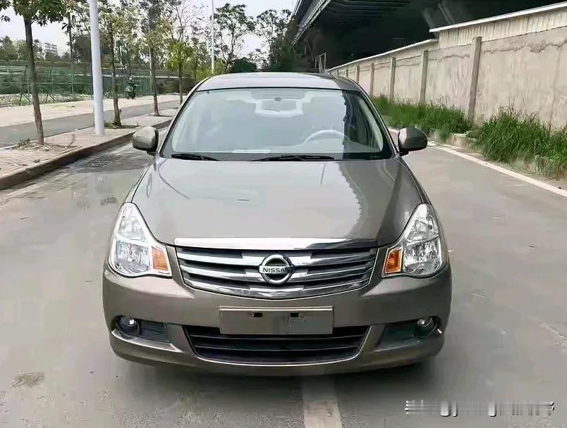 经典老车之日产轩逸。轩逸最初上市的时候是2004还是2005年左右，那时轩逸的价