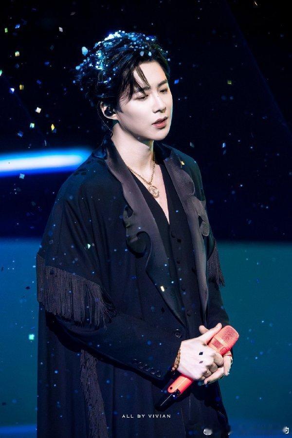 周深先让刘宇宁身高降下来北京卫视跨年捡到宝了！周深刘宇宁合体，身高梗互怼笑