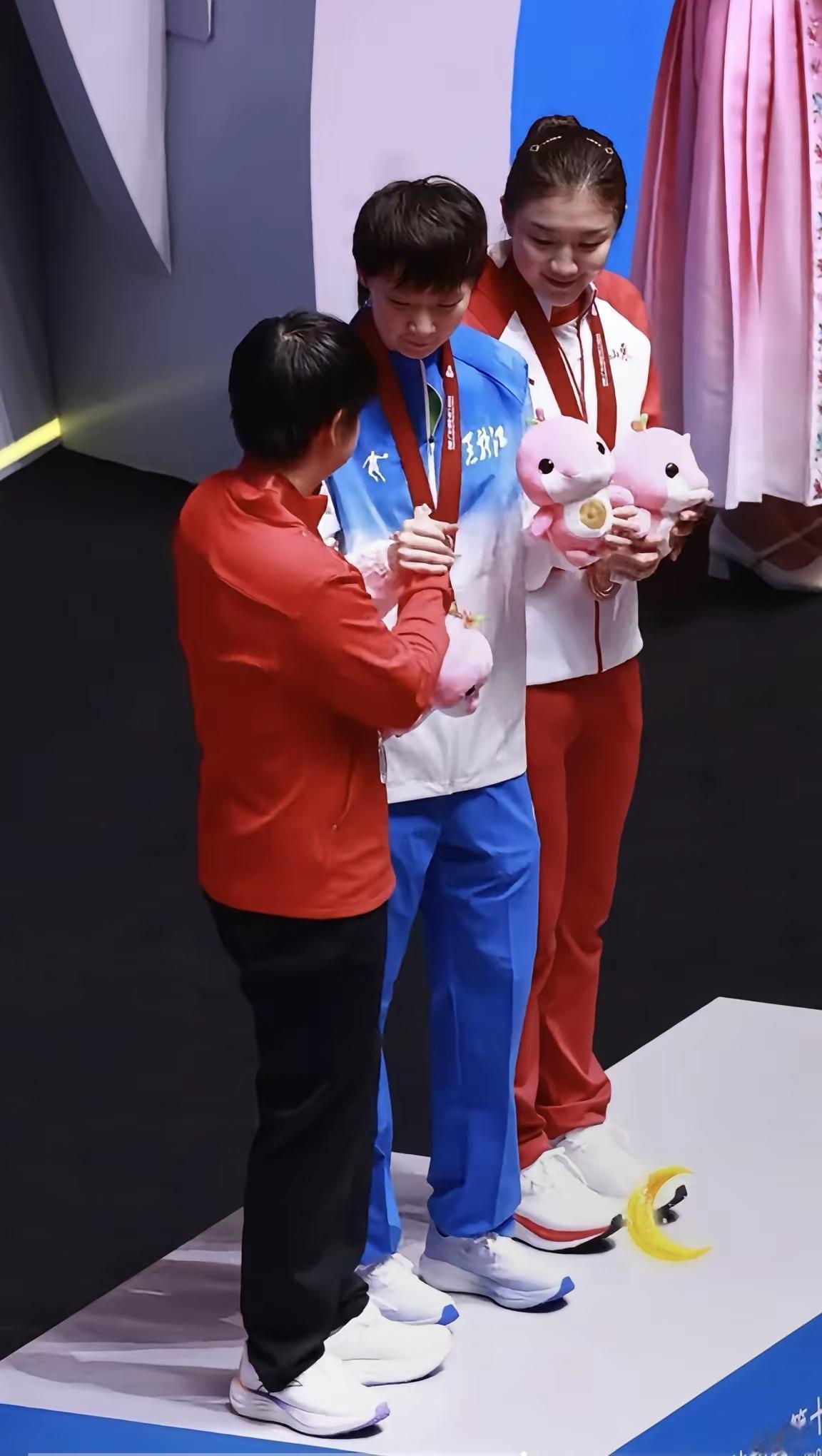 不要给莎莎太大的压力，我们祝福就好，她是世界第一不假，但谁也不是神，能一次不输，