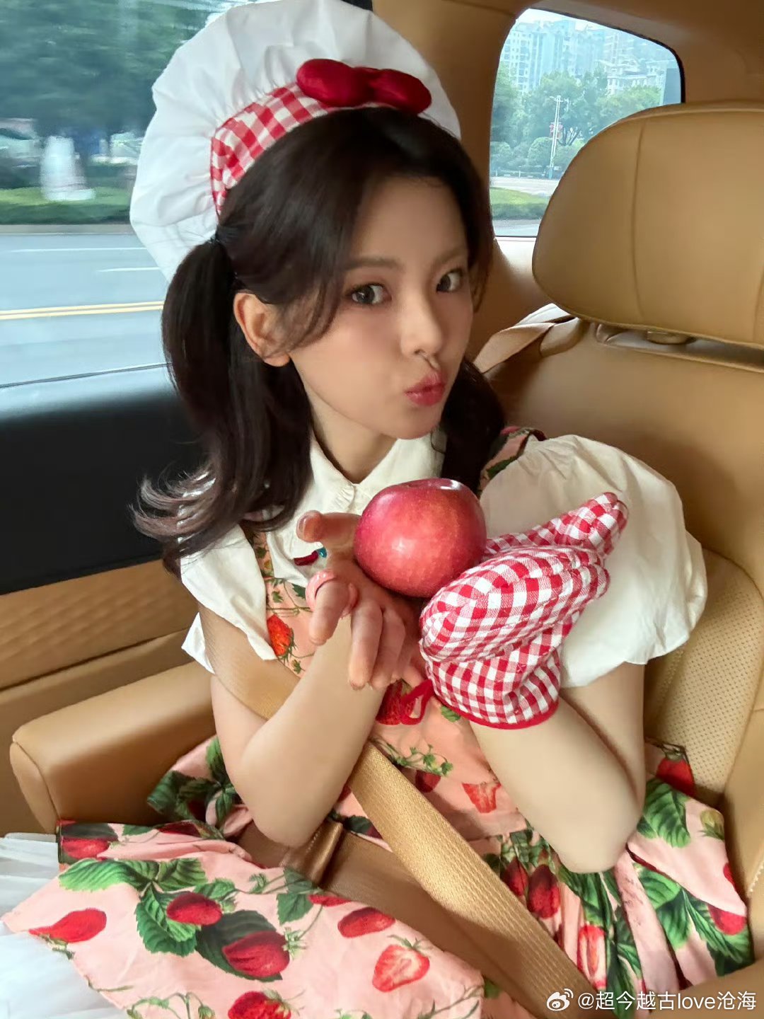杨超越杨超越草莓印花裙超越妹妹这是什么神仙少女啊！这波少女感我直接焊死在