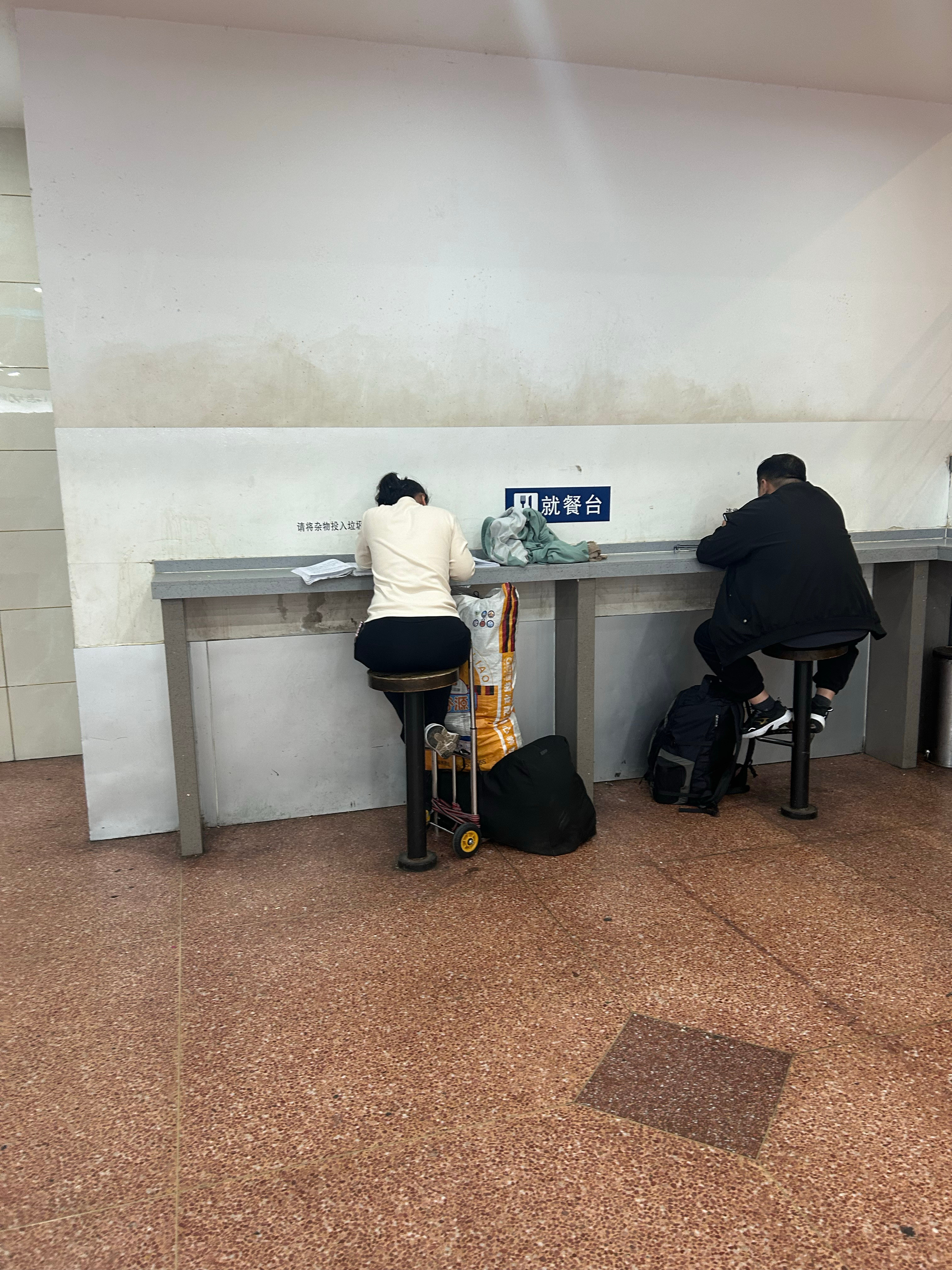 深夜在郑州站转车郑州站早已不是十几年前记忆里的样子发现候车区旁有个人性化的就餐台