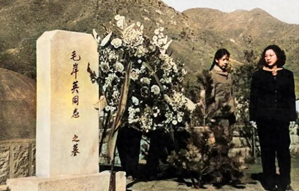 1959年2月，29岁的刘思齐跪在桧仓烈士陵园一座白色坟冢前，双手抱住冰冷的墓碑