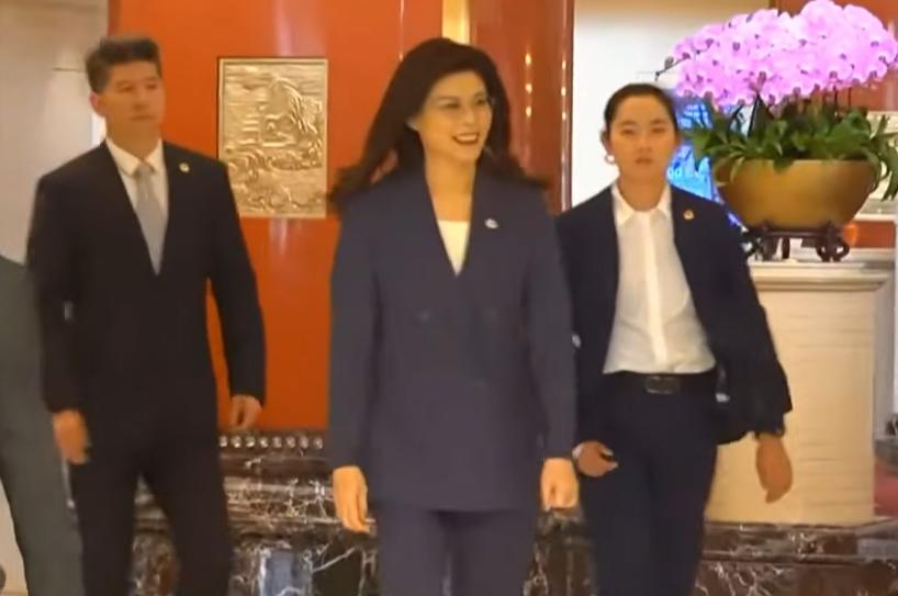 “我从来不担心这事，我跟你讲，我是晴天娃娃~”郑丽文出发前往人民大会堂这一幕