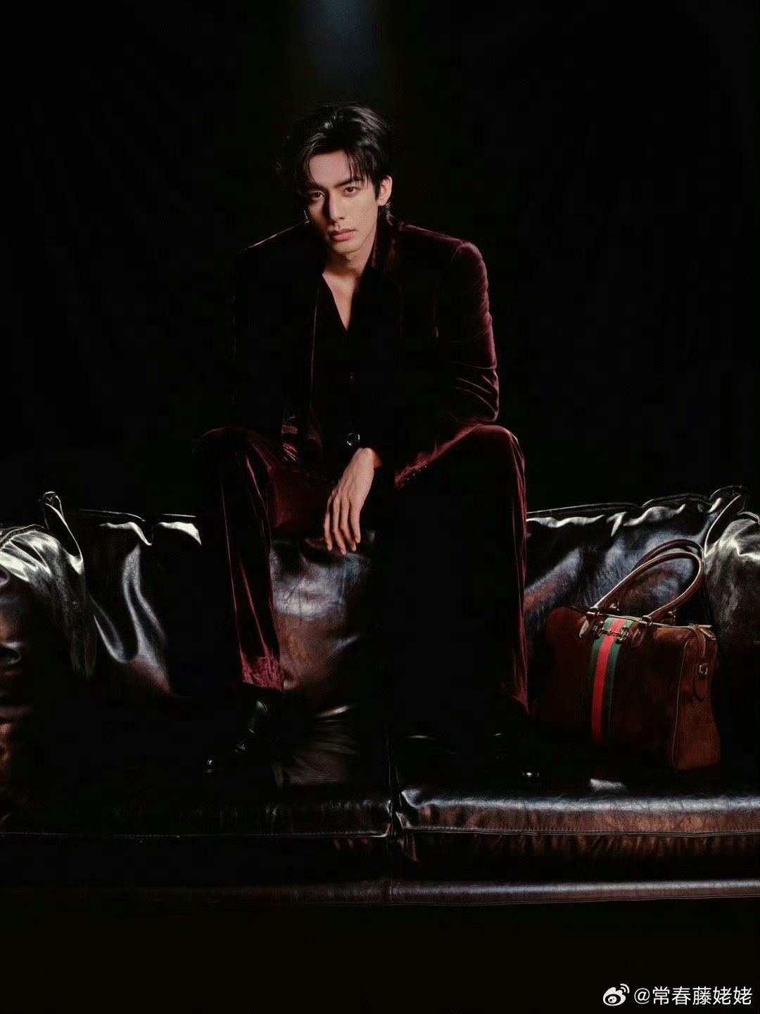 Gucci两个95生大使，张凌赫和宋威龙，今天都穿了深V西装，一个浓妆，一个淡妆