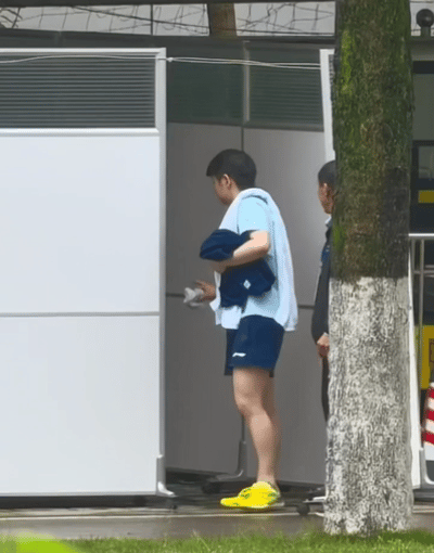 4.13日，莎莎踩沙坑体能训练，回来的时候，手里拿着小袜袜。上午和小朱，任姐