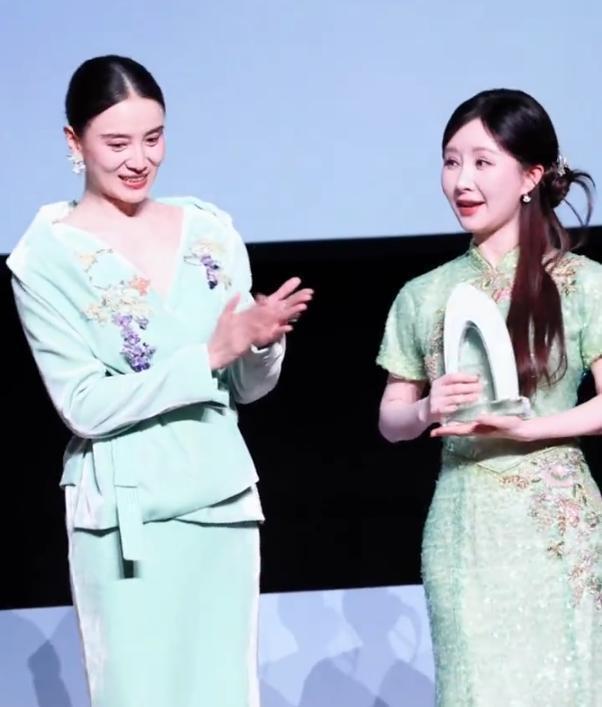 明明大7岁还满脸细纹，上海这一天，宋佳反倒把脸又僵又肿活像蜡像的舒畅给艳压了​