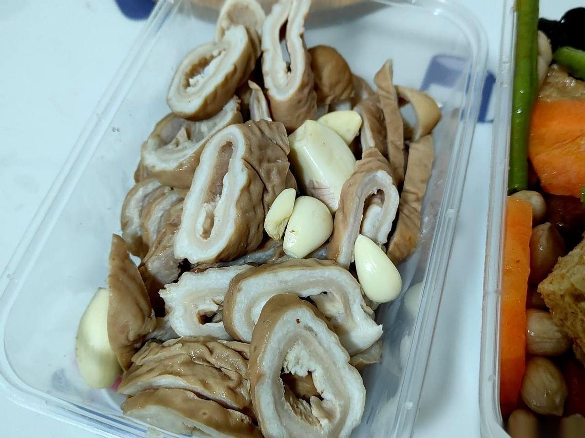 钥匙往玄关柜上一扔，人陷进沙发，连灯都懒得全开。胃里空得发慌，但脑子已经不想再转