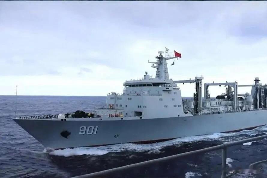 海军现在最缺什么？应该是补给舰。901型高速补给舰是唯一能跑到25节的高速补给