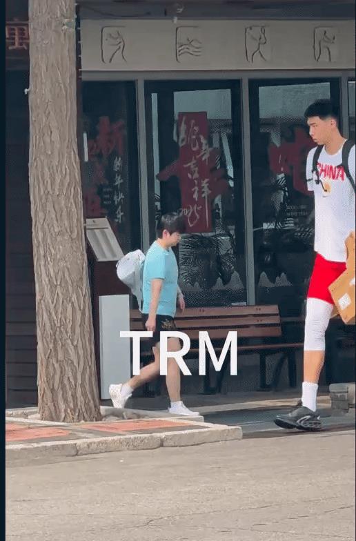 今天的莎宝遇到巨人秒变小手办，像是进入了巨人国，这男篮球运动员都顶两个宝宝高了。