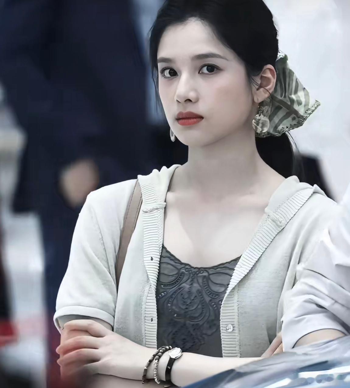 张婧仪今日《雾里青》陈清雾低马尾路透，太美了我们清雾