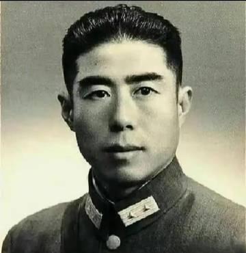 1944年，国军副军长投敌后请日军吃饭，突然进来一位伙计大喊：“清炖鸡来咯！”副