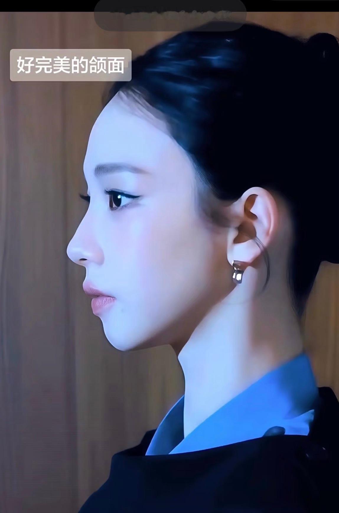 刚刷到网友P的柳智敏（右边）其实我之前都没注意到她下巴，后缩在她脸上反而成为了特