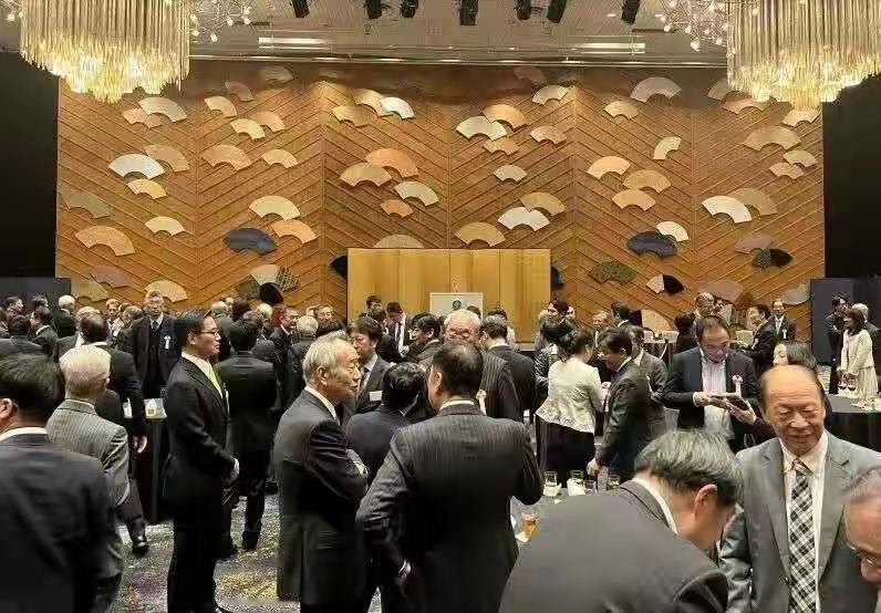 中国首次缺席中日经济团体年会。这表达了我们制裁日本经济的决心，既然人家不友好了