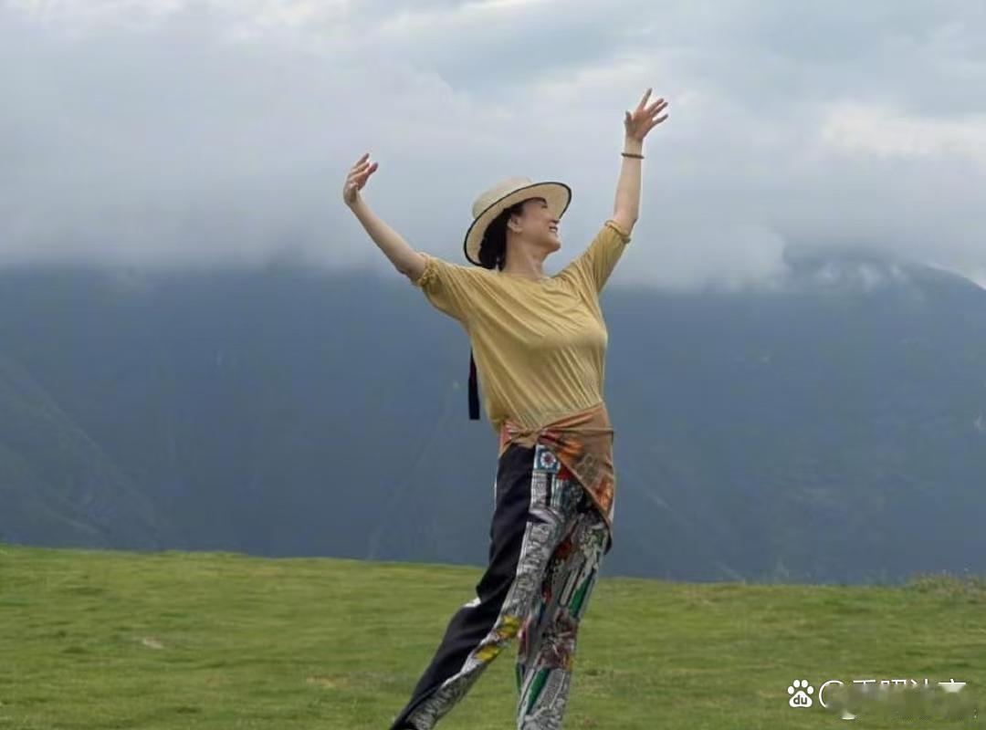 林青霞现身重庆爬山，晒出游玩随拍，整个人状态松弛自在，看得出来玩得十分尽兴。