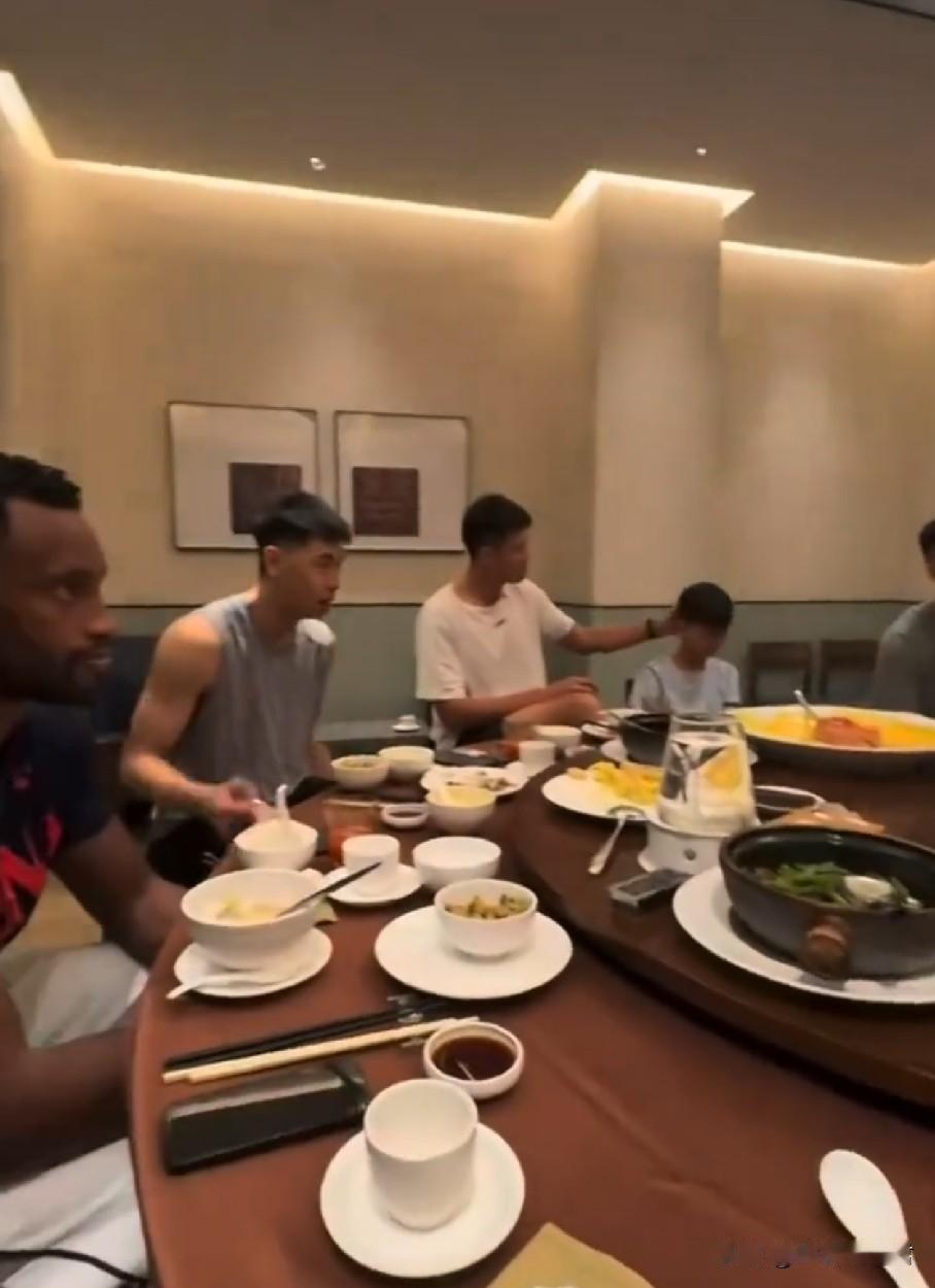 陈浩峰请客吃饭！明晚19：35，广东男篮将迎来新赛季首场比赛！在这场比赛到来前