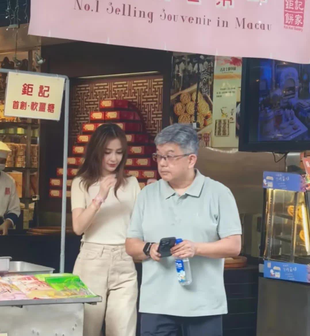 Angelababy在澳门被偶遇她这身穿搭看着好素好简单呀但是一点儿都不