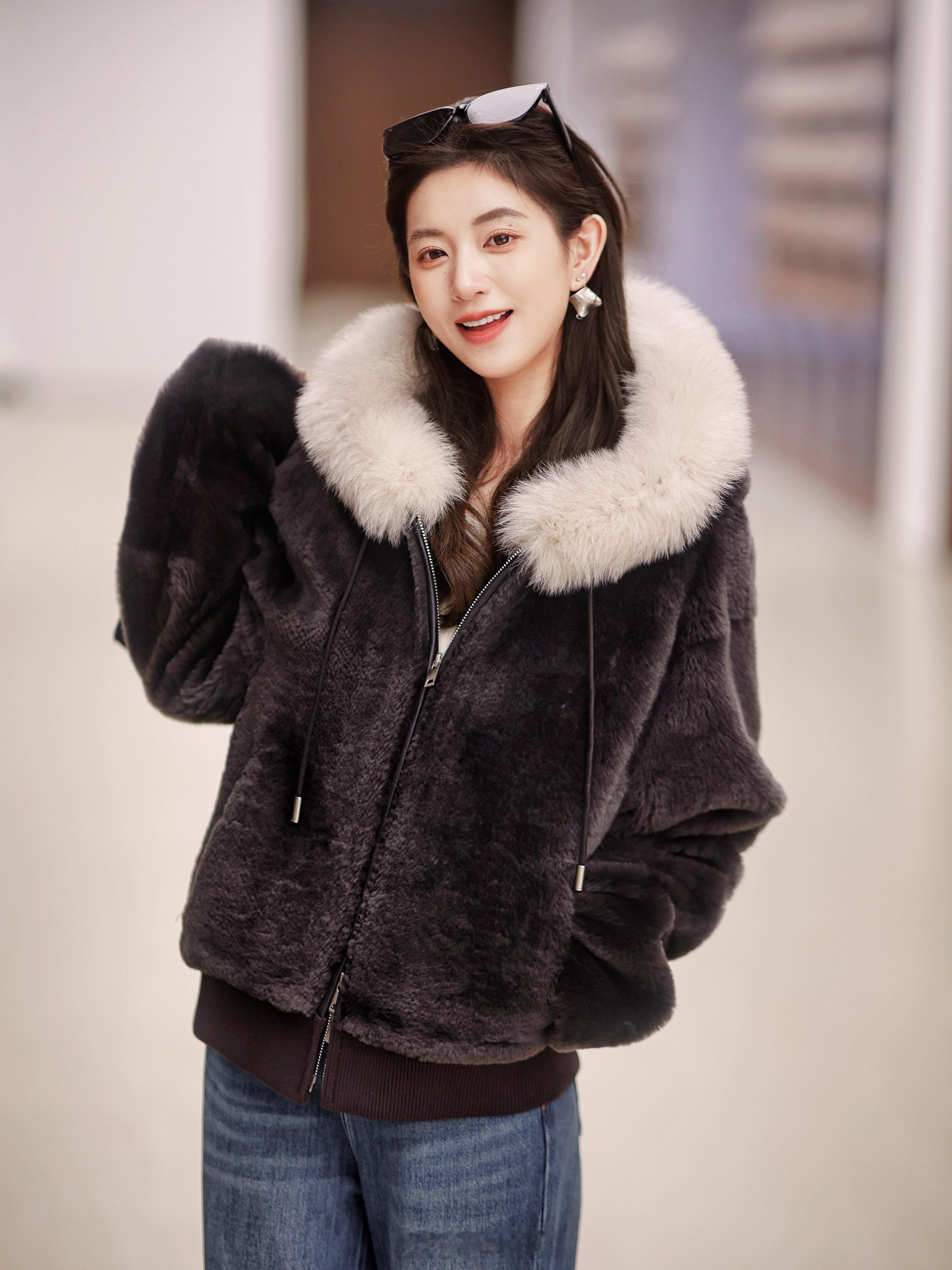 那种清冷高阶贵气又松弛feel！不就是这套吗？西班牙进口羊皮毛一体+芬兰狐狸毛领