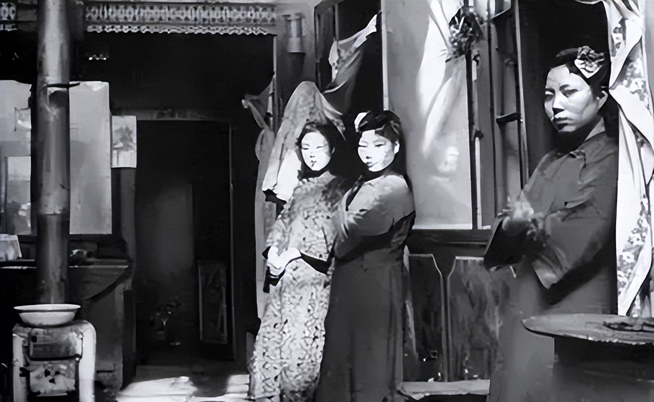 1943年，暗窑子内的“扛刀姑娘”古淑英不小心洒了一桶泔水，老鸨怒气冲冲的用菜刀