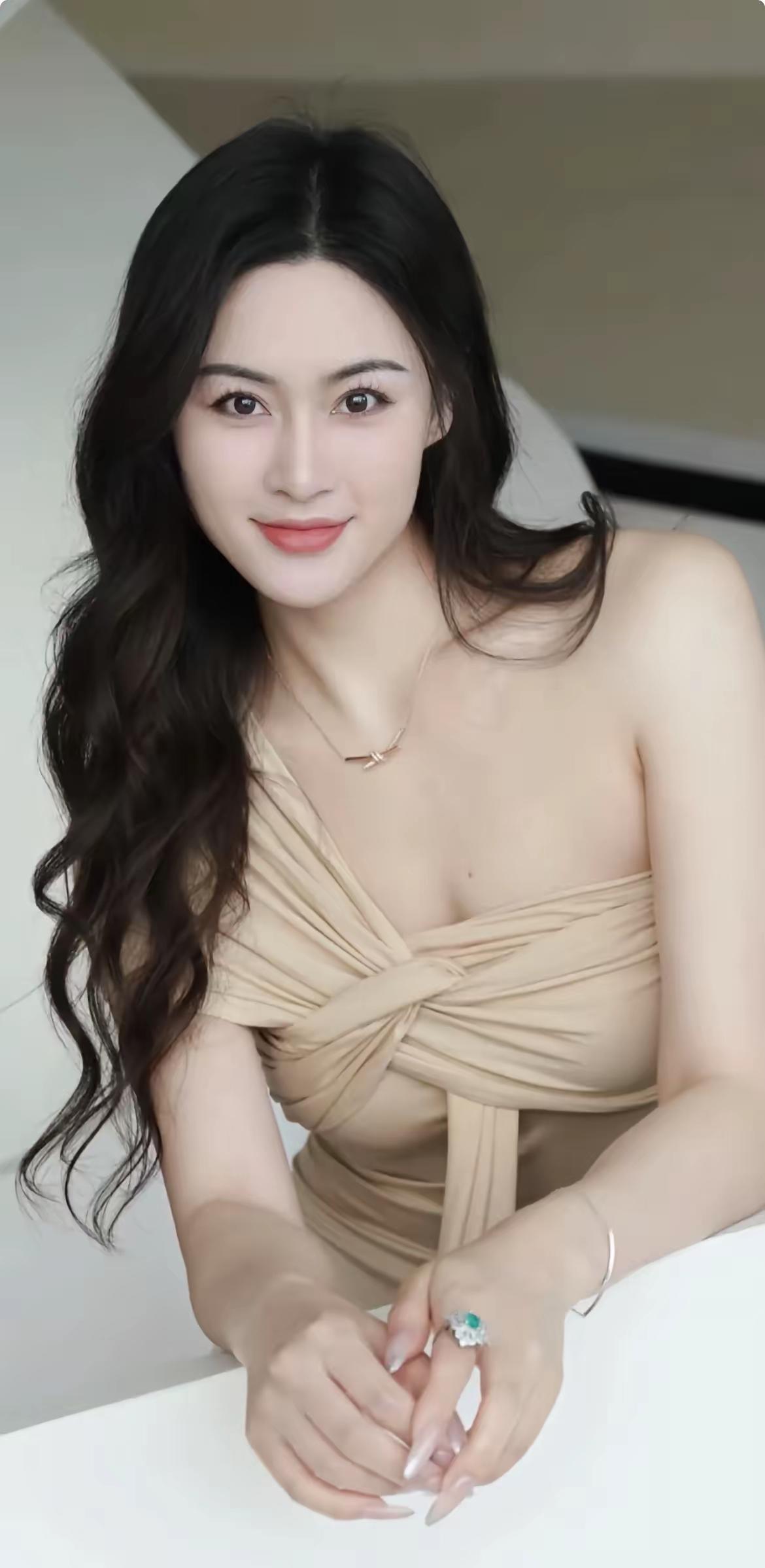 优雅气质，温柔微笑，时尚穿搭，魅力无限