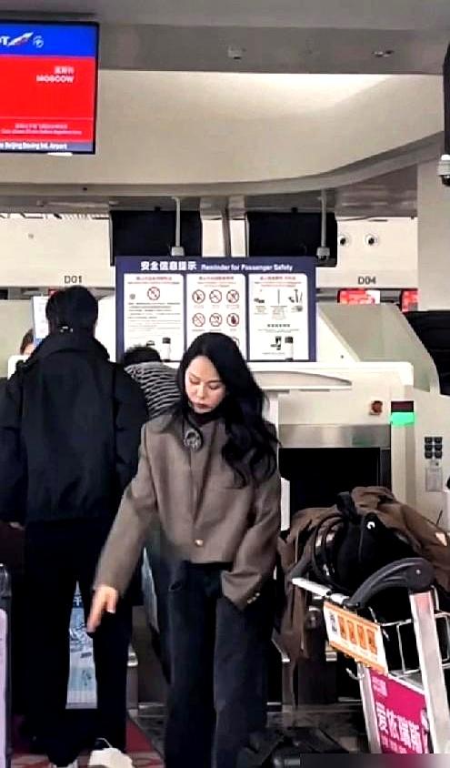 伊能静又被骂了？这次是录节目摔箱子。都说她“妈味重”，爱作，跟秦昊早就是